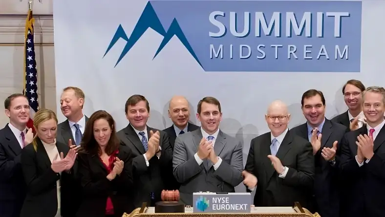 Executives gather and applaud at a Summit Midstream event beside the NYSE Euronext podium
